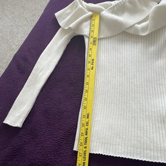 Asymmetrical Cold-shoulder Knit - Picture 8 of 10